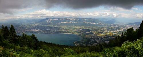 sereno belleza lago borgoña ver desde Saboya montañas, aix les baños, Francia foto