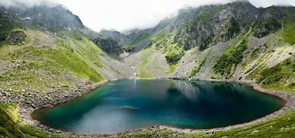 sereno primavera paisaje lago de cosecha en belledona, Francia foto