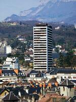 cámara tejados y centenario torre panorama, saboya, Francia foto