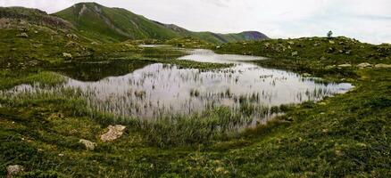 sereno alpino lago en medio de Saboya montañas Santo sorlín d'arves paisaje foto