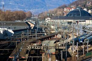 soleado día a cámara tren estación casina rotonda en saboya, Francia foto