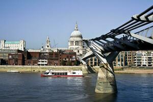 Londres puente con S t. Pablo catedral en el antecedentes foto