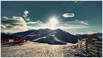 dramático Nevado paisaje en saboya, esquí recurso foto