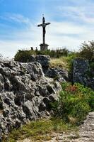 crucifijo en un rocoso paisaje del Sur Francia foto