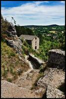 idílico del Sur Francia paisaje con Roca casa foto