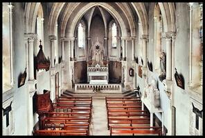 sereno santuario en tentación iglesia, Francia foto