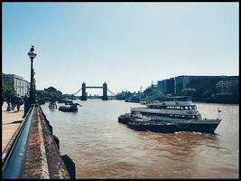 soleado día terminado río Támesis y Londres foto