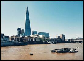 soleado día terminado río Támesis y Londres foto