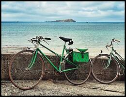 Clásico bicicletas por el mar en louanne, Bretaña, Francia foto