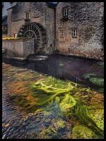 histórico Bayeux pueblo y río en Normandía foto