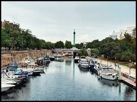 parisino canal vista con Bastille antecedentes foto