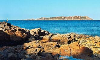 verano ver de un isla desde perros guirec, Bretaña foto