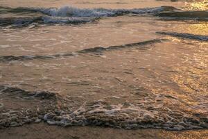 espuma de mar o Oceano olas en contra el fondo de el ajuste Dom foto