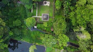 vogel oog visie van zomer tempel en alles in de omgeving van haar plaats video