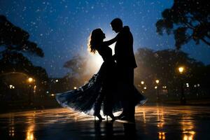 parejas graciosamente danza debajo un iluminado por las estrellas cielo abrazando el noche foto