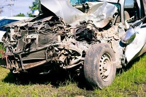 el frente de el coche estaba dañado y roto en un la carretera accidente, entonces el coche podría no ser impulsado más. foto