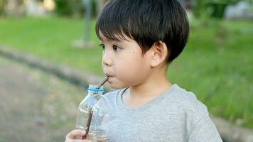 asiatisch Junge Trinken Wasser von ein Flasche video