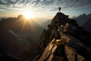hombre en pie en parte superior de un acantilado a puesta de sol con luz de sol acecho el hermosa montaña. logro éxito concepto. ai generado foto