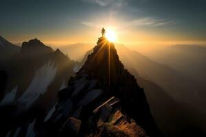 hombre en pie en parte superior de un acantilado a puesta de sol con luz de sol acecho el hermosa montaña. logro éxito concepto. ai generado foto