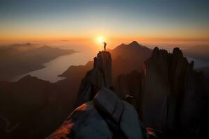 hombre en pie en parte superior de un acantilado a puesta de sol con luz de sol acecho el hermosa montaña. logro éxito concepto. ai generado foto