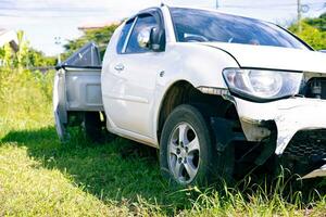 el frente de el coche estaba dañado y roto en un la carretera accidente, entonces el coche podría no ser impulsado más. foto