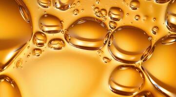 petróleo burbujas fondo, oro líquido con dorado gotas. foto