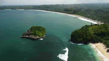 le vue derrière tanjung penyu mas plage est une très large étendue de océan avec une très longue plagevvvvvvvvvvv video