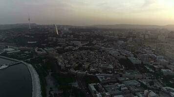 Antenne Aussicht von das Stadt von Baku, Aserbaidschan video