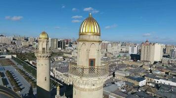 aéreo ver de el antiguo oro grandioso mezquita de bakú, azerbaiyán video