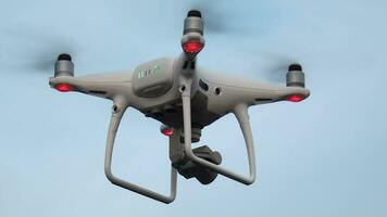 drone dans vol, proche en haut. video