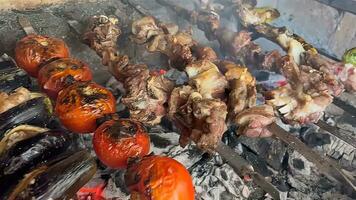 brochetas de carne y vegetales son cocido en el fuego foto