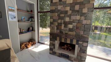 interior de un moderno casa, hogar hecho de Roca y madera foto