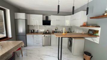 interior de nuevo moderno cocina con blanco mármol y beige paredes foto