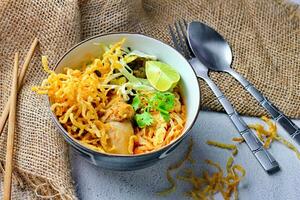 Khao asique receta, khao soi khao asique Kai, tailandés tallarines Khao asique, pollo curry con Condimento foto