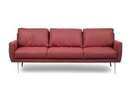 rojo sofá con almohadas aislado en blanco foto