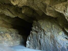 cerca arriba cueva en el montañas foto