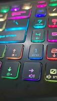 un juego de azar teclado ese tiene vistoso LED luces, con el principal color de el teclado siendo negro. eso tiene un forma ese es muy adecuado para el mano cuando mecanografía o jugando juegos. video