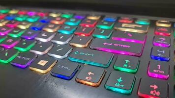 un juego de azar teclado ese tiene vistoso LED luces, con el principal color de el teclado siendo negro. eso tiene un forma ese es muy adecuado para el mano cuando mecanografía o jugando juegos. video