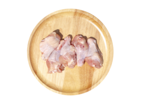 crudo fresco pollo Ali su un' di legno piatto. su trasparente sfondo. superiore Visualizza png