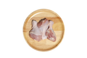 brut Frais poulet ailes ou pilons poulet sur une en bois plaque. Haut vue png