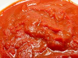 tomate salsa en el blanco antecedentes foto