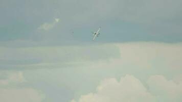 pequeño retro avión, ligero aeronave volador en azul nublado cielo y haciendo acrobacias a aire espectáculo. actuación, extremo, acrobático y deporte concepto video