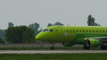 almaty, kazakhstan Maj 4, 2019 - kommersiell flygplan embraer e170, vqbyg av s7 flygbolag taxning på almaty flygplats. passagerare flyg på landningsbana, sida se. flygfält, avia trafik video