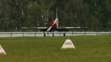 Sport Trainer Flugzeug Landung. retro Flugzeug beim ein Flugschau. Sowjet Flugzeug Jakowlew video