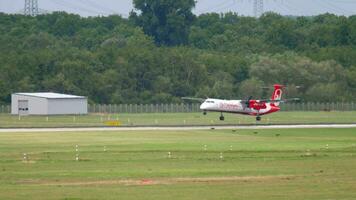 Düsseldorf, Tyskland juli 23, 2017 - airberlin passagerare turboprop flygplan landning och bromsning på Düsseldorf airportt dus. turism och resa begrepp video