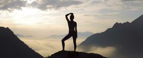 silueta de un mujer practicando yoga en el cumbre con montaña antecedentes. ai generado foto