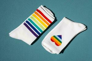 arco iris calcetines disposición. simbólico orgullo mes lgbt. foto