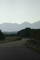 la carretera en el montañas y campo foto