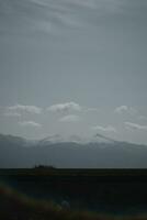 nubes terminado el montañas y granjas foto