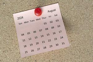 agosto 2024 calendario en pegajoso nota. recordatorio y 2024 nuevo año concepto foto